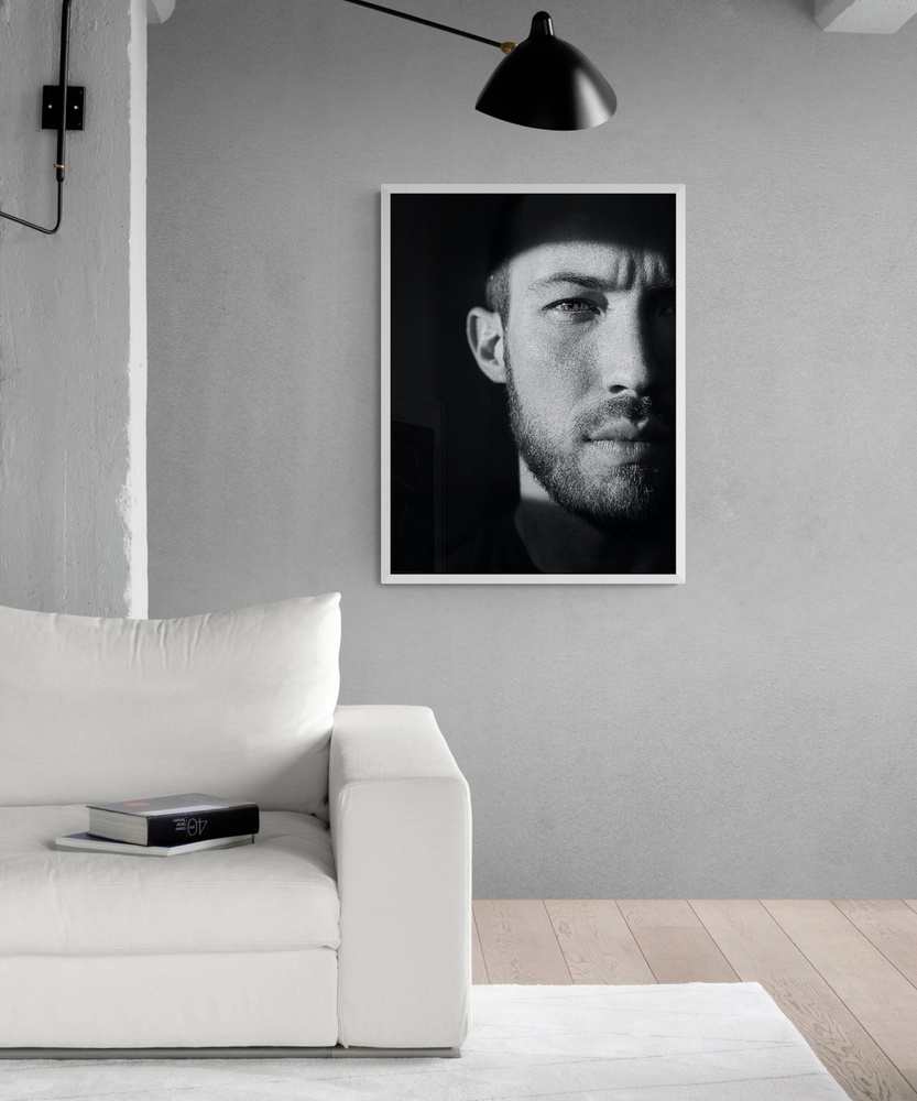 Постер без рамки "Черно-белый портрет мужчины" в размере 30х40