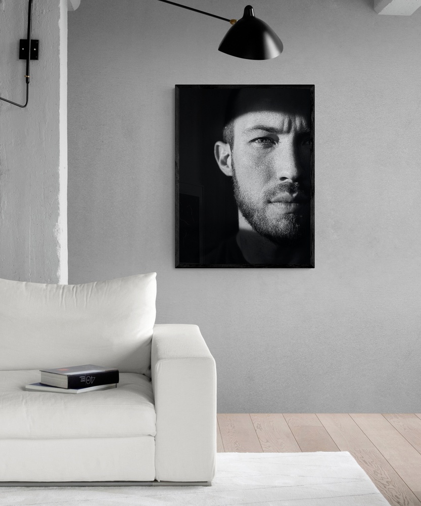Постер без рамки "Чорно-білий портрет чоловіка" в розмірі 30х40
