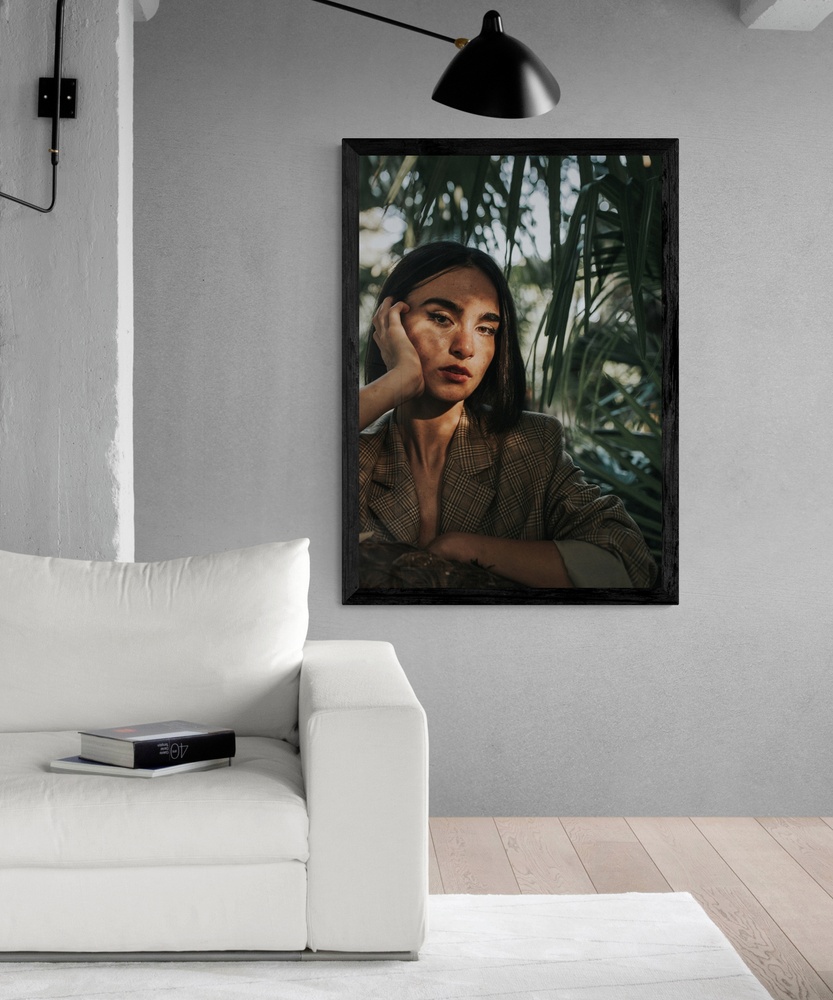 Постер без рамки "Женщина в тени пальм" в размере 30х40