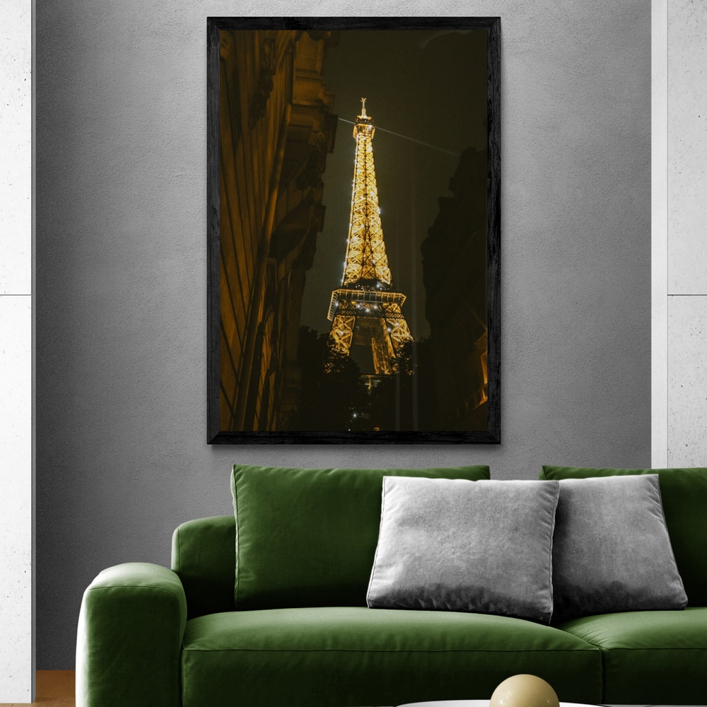 Постер без рамки "Эйфелева башня ночью в Париже" в размере 30х40