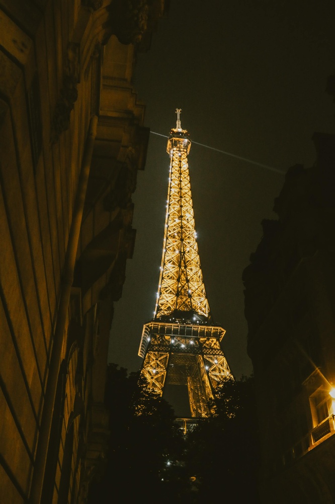Постер без рамки "Эйфелева башня ночью в Париже" в размере 30х40