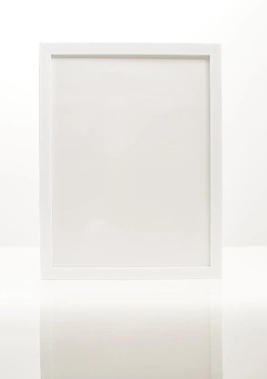 Пластикова рамка білого кольору 2,2 см в розмірі 20х30
