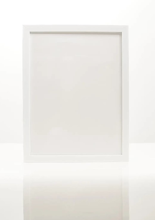 Пластикова рамка білого кольору 2,2 см в розмірі 20х30