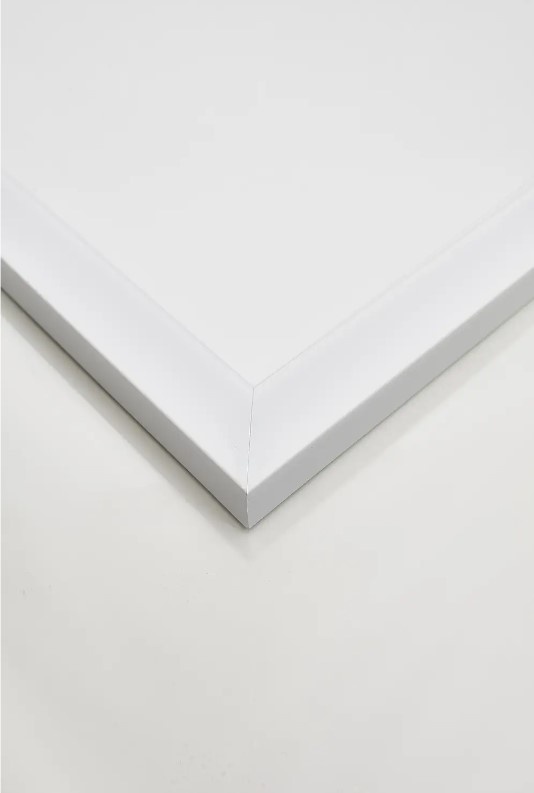 Пластиковая рамка белого цвета 2,2 см в размере 20х30