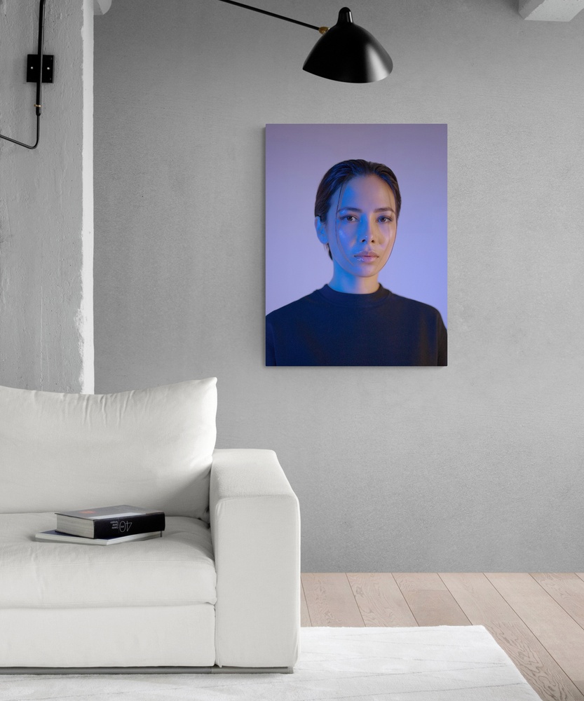 Постер без рамки "Женщина в синем свете" в размере 30х40
