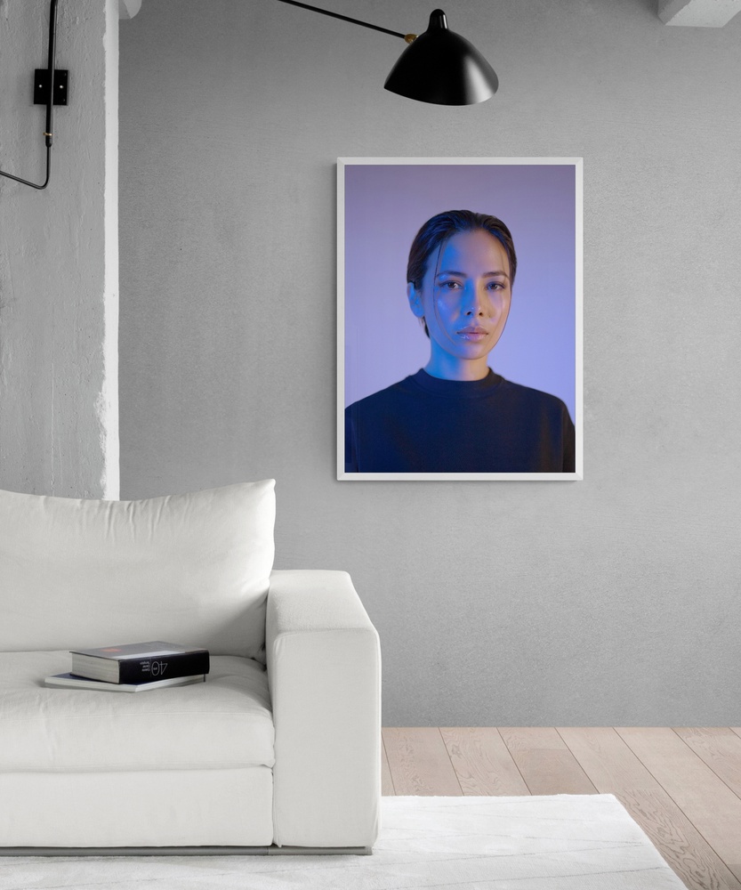 Постер без рамки "Женщина в синем свете" в размере 30х40