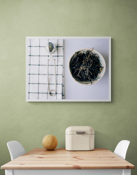 Постер без рамки "Ложка с заварником и листовой чай" в размере 30х40