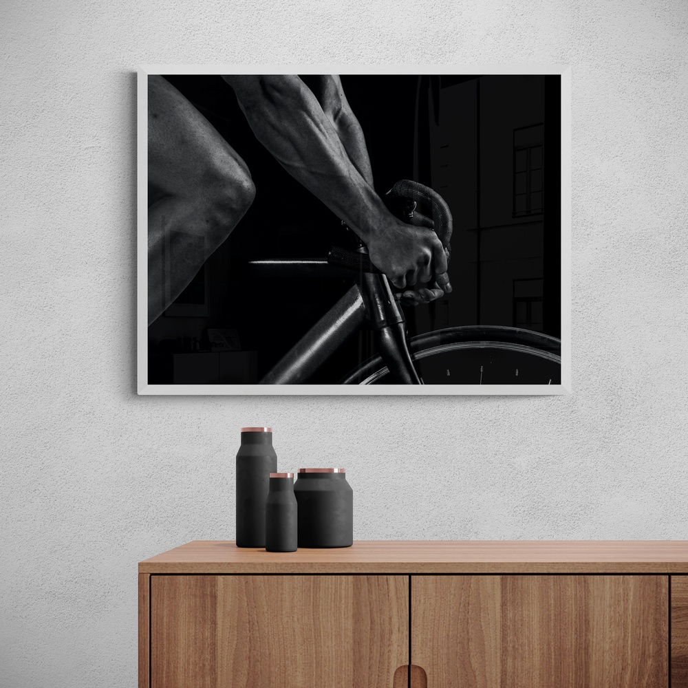 Постер без рамки "Руки на велосипеді" в розмірі 30х40