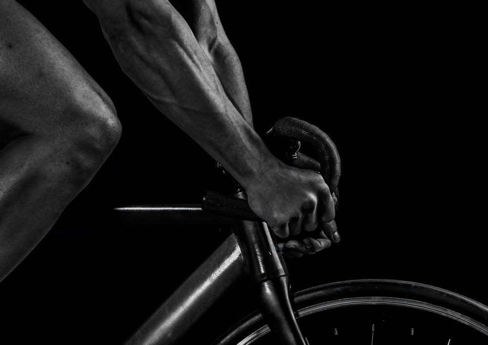 Постер без рамки "Руки на велосипеде" в размере 30х40