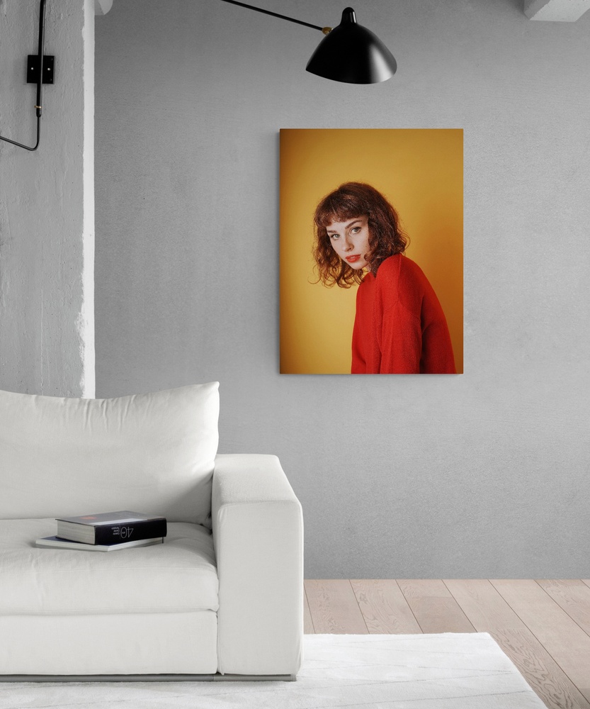 Постер без рамки "Женщина на оранжевом фоне" в размере 30х40