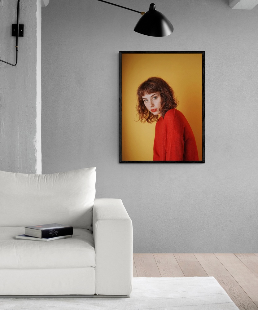 Постер без рамки "Женщина на оранжевом фоне" в размере 30х40