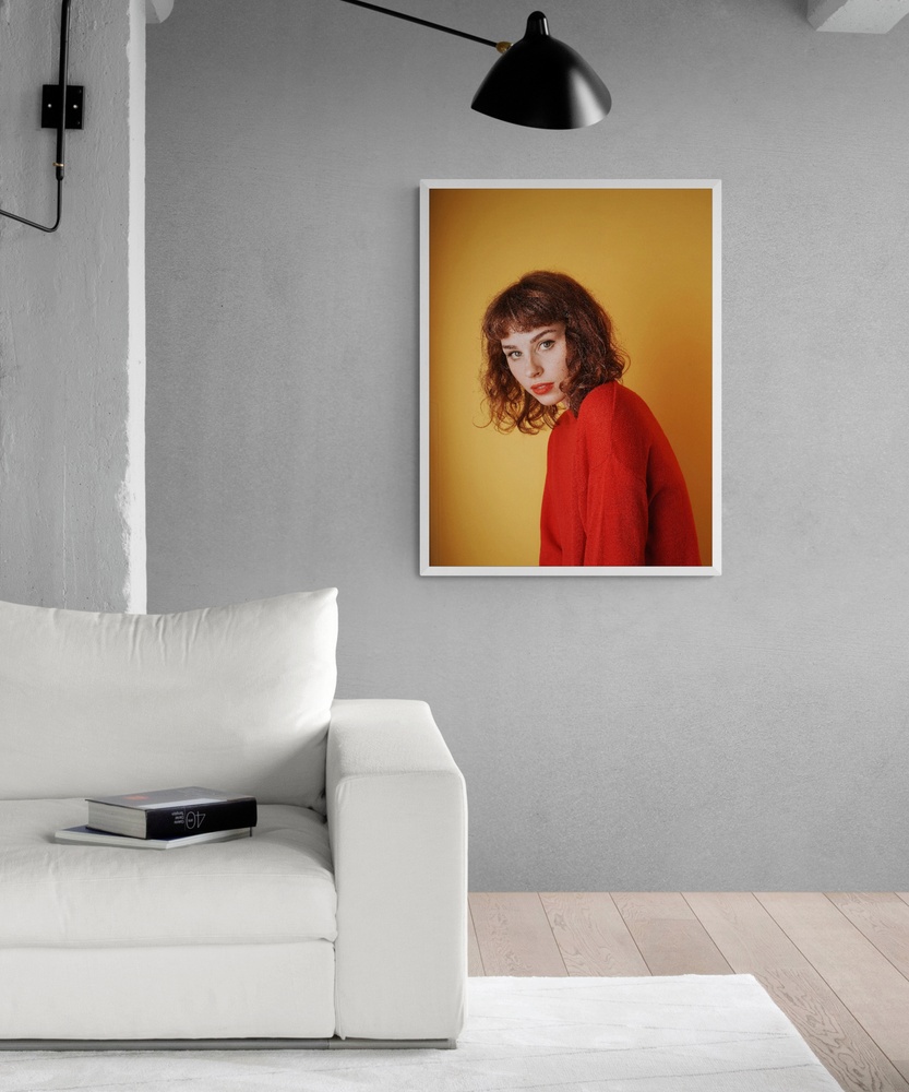 Постер без рамки "Жінка на помаранчевому фоні" в розмірі 30х40