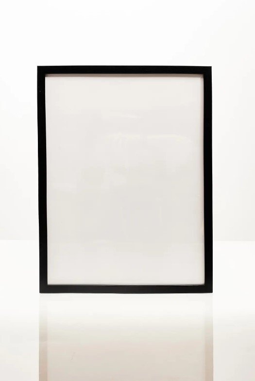 Пластикова рамка чорного кольору 1,5 см в розмірі 20х30