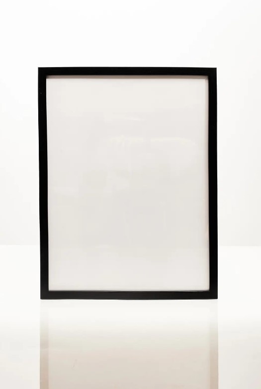 Пластиковая рамка черного цвета 1,5 см в размере 20х30