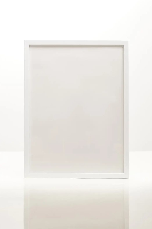 Пластиковая рамка белого цвета 1,5 см в размере 20х30