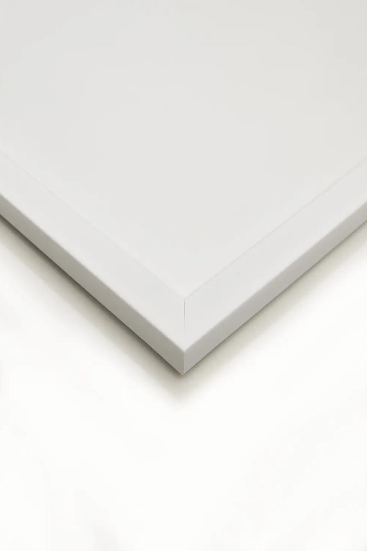 Пластиковая рамка белого цвета 1,5 см в размере 20х30