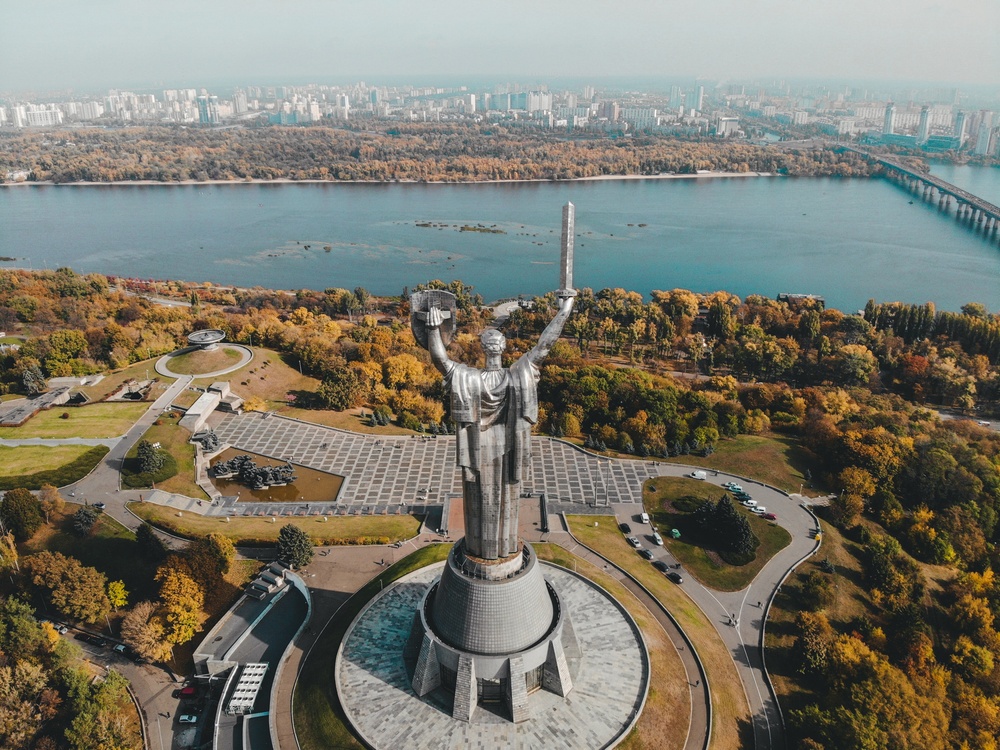 Постер без рамки "Скульптура Батьківщина-мати у Києві 1" в розмірі 30х40