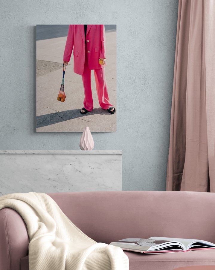 Постер без рамки "Рожевий костюм" в розмірі 30х40