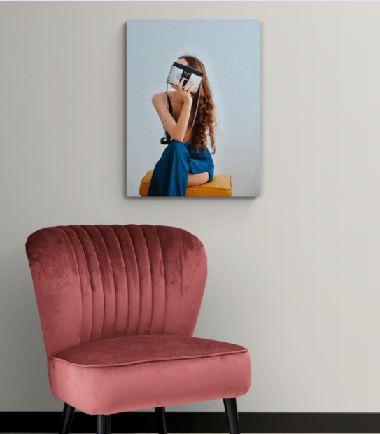Постер без рамки "Дівчина з сумкою Prado" в розмірі 30х40