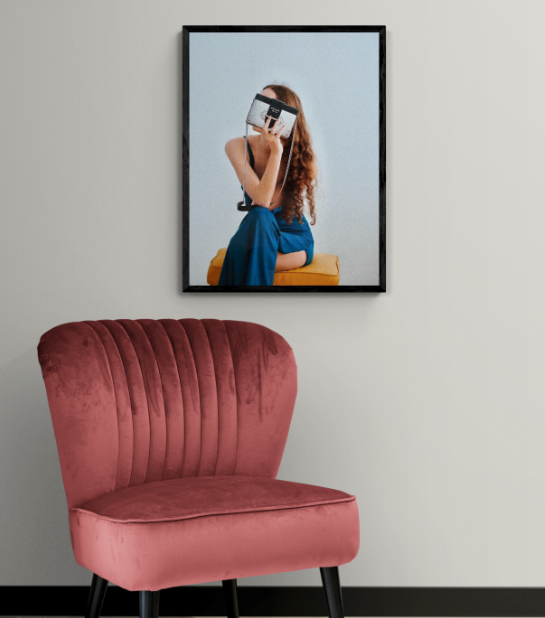 Постер без рамки "Девушка с сумкой Prado" в размере 30х40