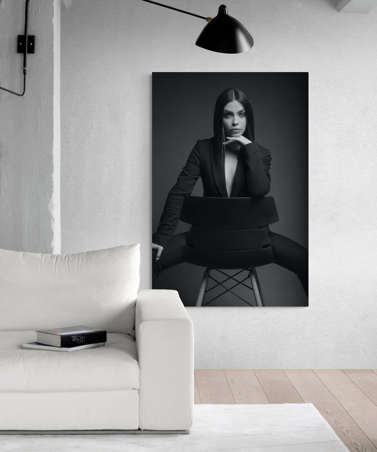 Постер без рамки "Жінка на стільці" в розмірі 30х40