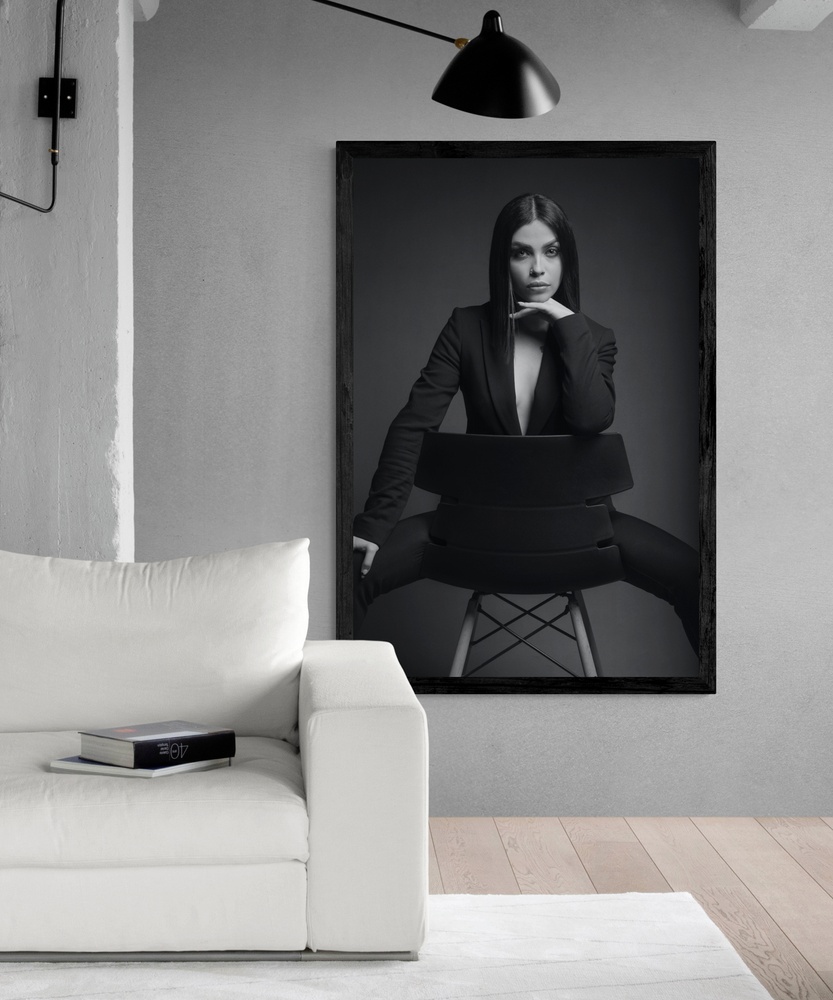 Постер без рамки "Женщина на стуле" в размере 30х40