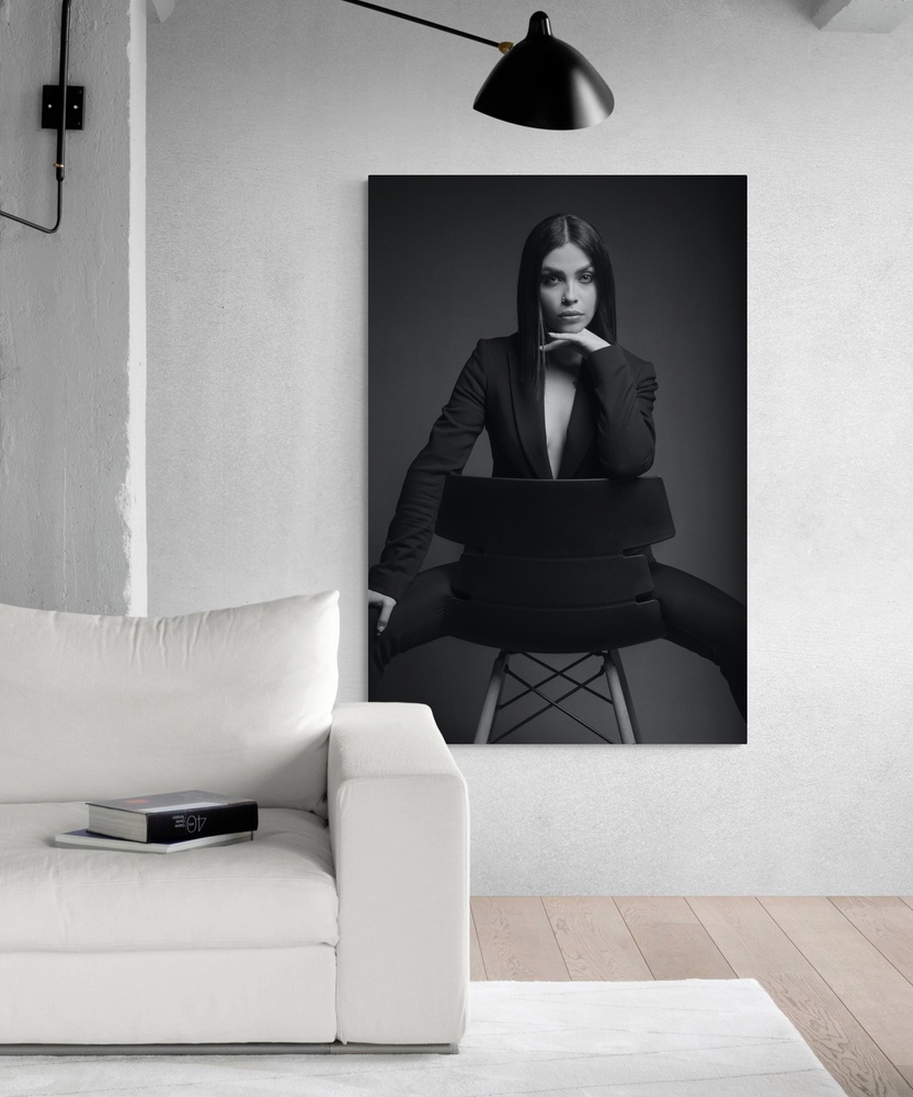 Постер без рамки "Женщина на стуле" в размере 30х40